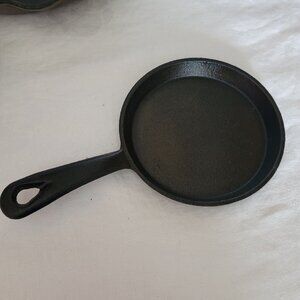 Vintage Cast Iron Small frying pan 5 1/8" seasoned Unmarked kitchenware EUC